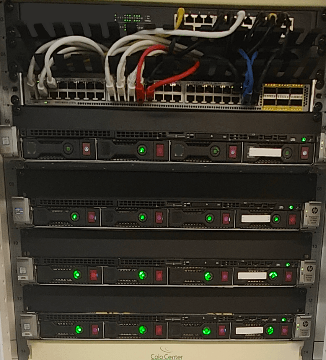 Serverrack med managed switch og servere